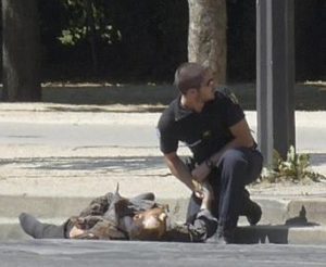 ATTENTATORE MORTO 300x246 TERRORISMO, Parigi: auto si lancia contro la polizia. Grave lattentatore