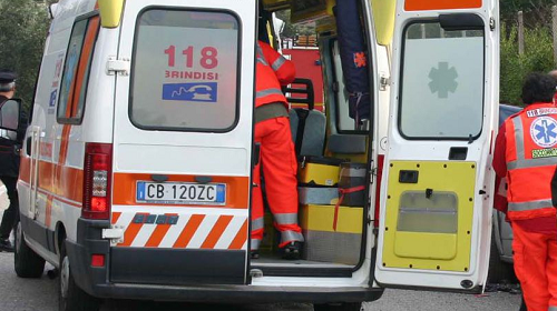 ambulanza DRAMMA FAMILIARE: LUI E GRAVE, LEI E DECEDUTA
