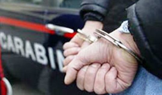 arresti carabinieri e1499450161541 VENDEVA VESTITI CONTRAFFATTI NEL MOLISE, ARRESTATO