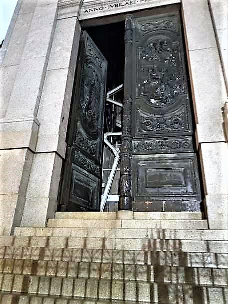 Porta Santa della Basilica della Beata Vergine del Rosario di Pompei NA MALTEMPO, LA PORTA SANTA DI POMPEI SI SPALANCA, ERA BLOCCATA DA ANNI: I FEDELI GRIDANO AL MIRACOLO