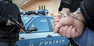 polizia arresto 300x149 ARRESTATO RISCOSSORE DEL CLAN DEI CASALESI