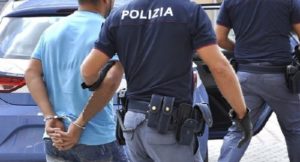 arresto polizia 300x162 STALKING E MINACCE PER CONTENZIOSI EREDITARI, ARRESTATO QUARANTENNE DI MARCIANISE