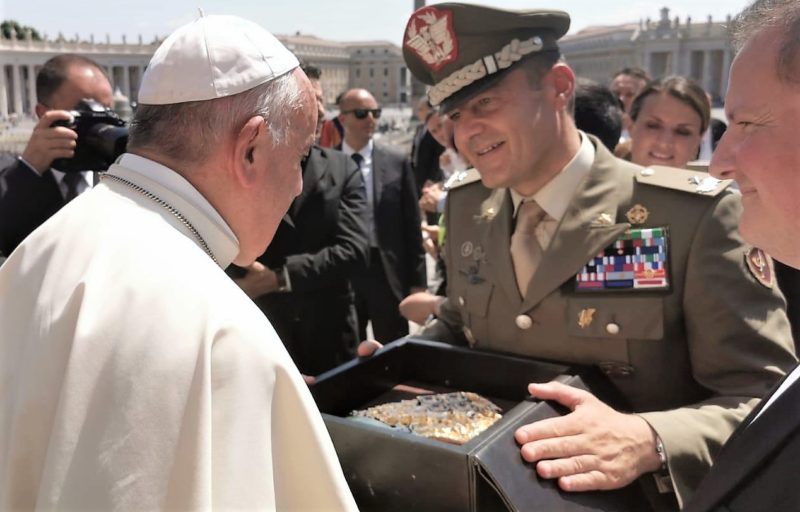 1. Il Santo Padre incontra il Gen. Abagnara IL PAPA RINGRAZIA LA BRIGATA GARIBALDI