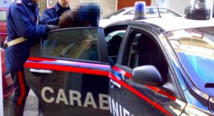 arresto carabinieri 300x163 MINACCIAVA LA FAMIGLIA PER AVERE SOLDI DA SPENDERE NEL GIOCO DAZZARDO