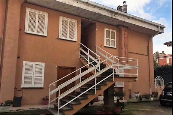 Ronciglione. Le scale esterne d’accesso alla casa della nonna materna di Andrea Landolfi Cudia OMICIDIO DI MARIA SESTINA ARCURI