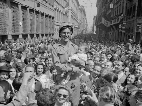Militare americano prende in braccio un neonato in via del Corso a Roma durante i festeggiamenti per la liberazione della città nel giugno 1944 dal Corriere della Sera LA LIBERAZIONE: GLI SCATTI CHE HANNO SEGNATO UNEPOCA