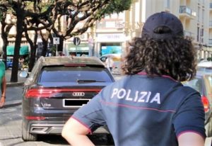 polizia 300x206 FURTO DELLA RUOTA BUCATA, DUE PERSONE IN MANETTE