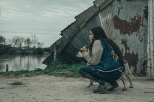 Maria interpretata da Pina Turco qui con il suo inseparabile cane © Paolo Ciriello 300x200 “IL VIZIO DELLA SPERANZA”: LA LOTTA PER AFFERMARE IL DIRITTO ALLUMANITÀ