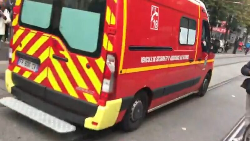 ambulanza francia scaled ATTENTATO A NOTRE DAME: TRE MORTI, DECAPITATA UNA DONNA DI 70 ANNI