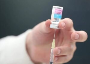 Vaccino 300x212 VACCINI COVID GETTATI NELLA SPAZZATURA