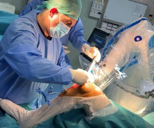 dr Virgilio Barletta durante un intervento di protesi del ginocchio robotizzata 1 300x250 ROSA KNEE: SAN MICHELE PRIMA IN SUD ITALIA A USARE NUOVO SISTEMA ROBOTICO PER CHIRURGIA PROTESICA DEL GINOCCHIO