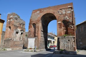 640px The Arch of Hadrian spanning the Appian Way Northern side Capua 14574900116 300x199 ARCO ADRIANO ILLUMINATO, PASSA IN REGIONE IL PROGETTO DEL COMUNE