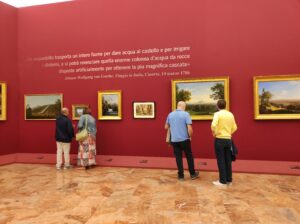visitatori in mostra 300x224 FRAMMENTI DI PARADISO, MOSTRA ALLA REGGIA CON MASSIMO VISONE