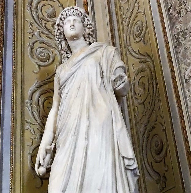 Statue Talia e Melpomene 1 LE MUSE TALIA E MELPOMENE TORNANO NELLA BIBLIOTECA PALATINA
