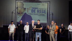 MICHELE RUGGIERO Premiazione 1 300x169 CASAGIOVE; PREMIO DE REGE: IL VINCITORE E MICHELE RUGGIERO