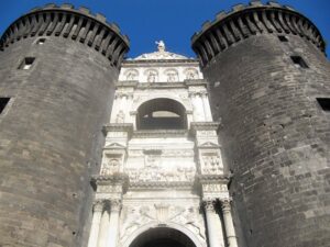 Napoli Castel Nuovo arco trionfale 300x225 INCONTRO DIBATTITO CONTRO AUTONOMIA DIFFERENZIATA ALLISTITUTO PER GLI STUDI FILOSOFICI DI NAPOLI