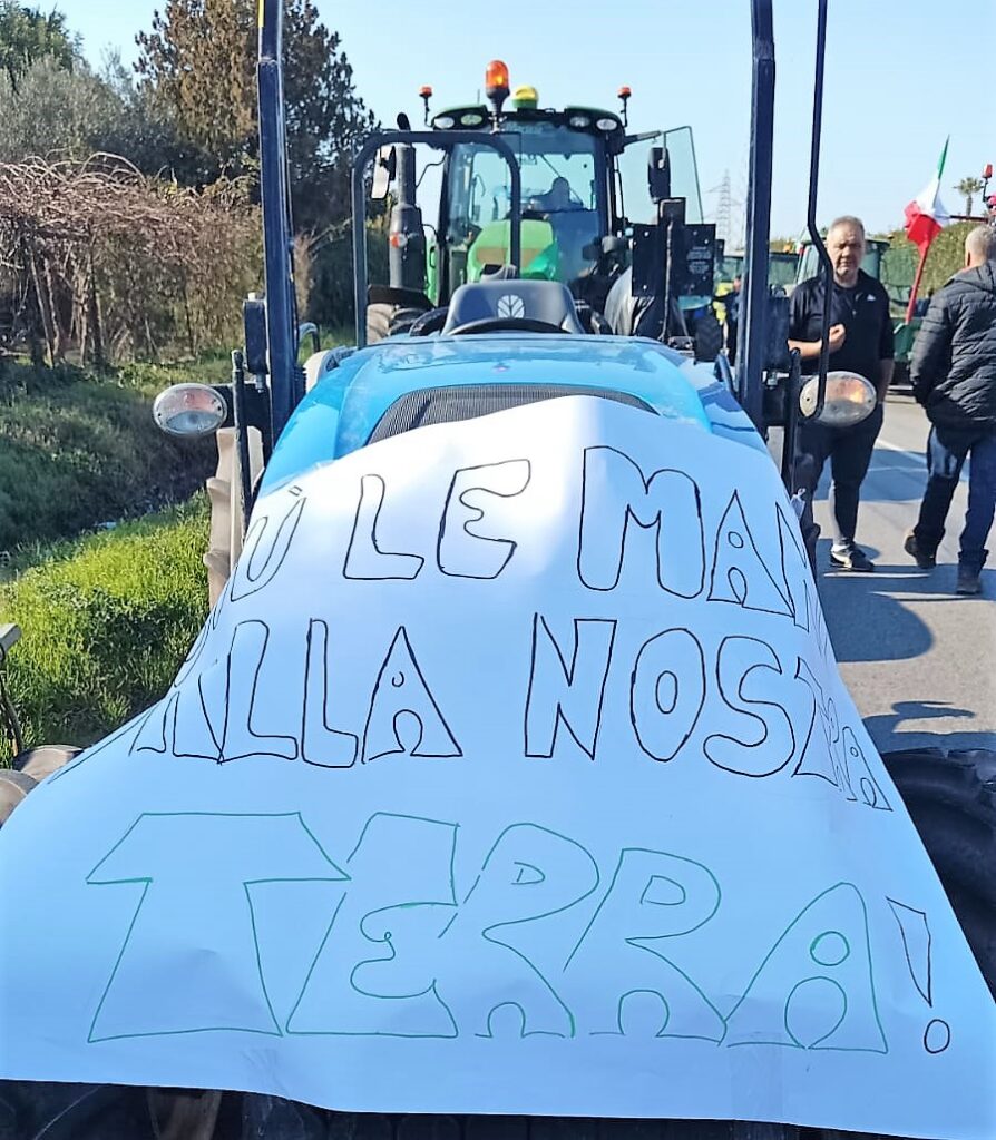 %name AGRICOLTURA, INIZIA LA PROTESTA: 210 TRATTORI BLOCCANO IL CASELLO DI CAPUA